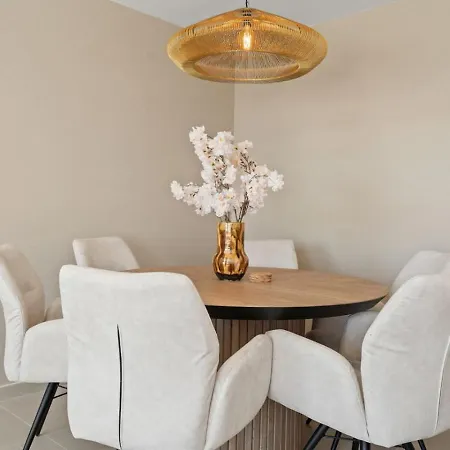 Ultimate - Luxurious With Valley Views, Pool & Gym In Oceana Gardens Apartment *